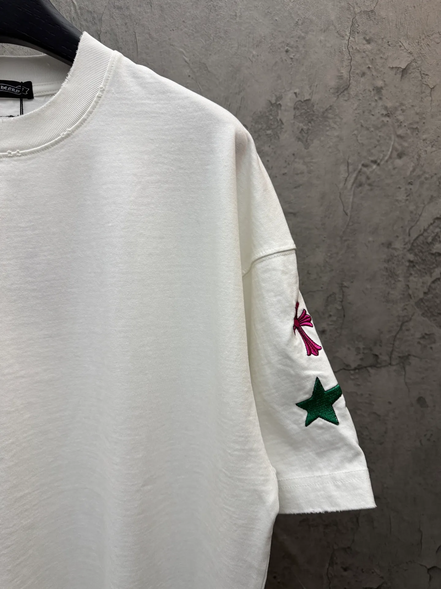P240 top version, real shot without P, ​​different from market currency) 𝗖𝗵𝗿𝗼𝗺𝗲 𝗛𝗲𝗮𝗿𝘁𝘀/Cro Heart 2026 Spring New Original Single Counter American Color Thread Embroidery Couple Short Sleeves 👑The highest version! Customized fabric 320 grams, best-selling model at the counter, very comfortable to wear. Accessories: original molded and authenticated collar label ➕ 100% silk wash water label. Genuine purchase-grade original hangtag➕matching hanging rope➕3D hanging beads➕original packaging bag. Craftsmanship: The original version has consistent wiring! The highest version of the armhole matching technique! Color: White Black Size: S M L XL Style No.: 5211